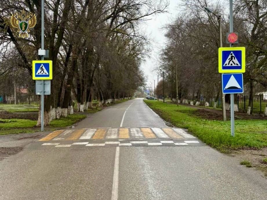 По требованию прокурора, для обеспечения безопасности детей в Зеленокумске, возле школы установлен светофор