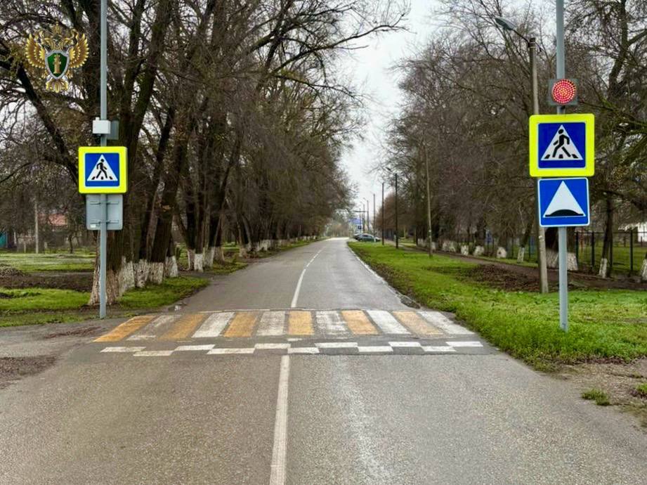 По требованию прокурора, для обеспечения безопасности детей в Зеленокумске, возле школы установлен светофор