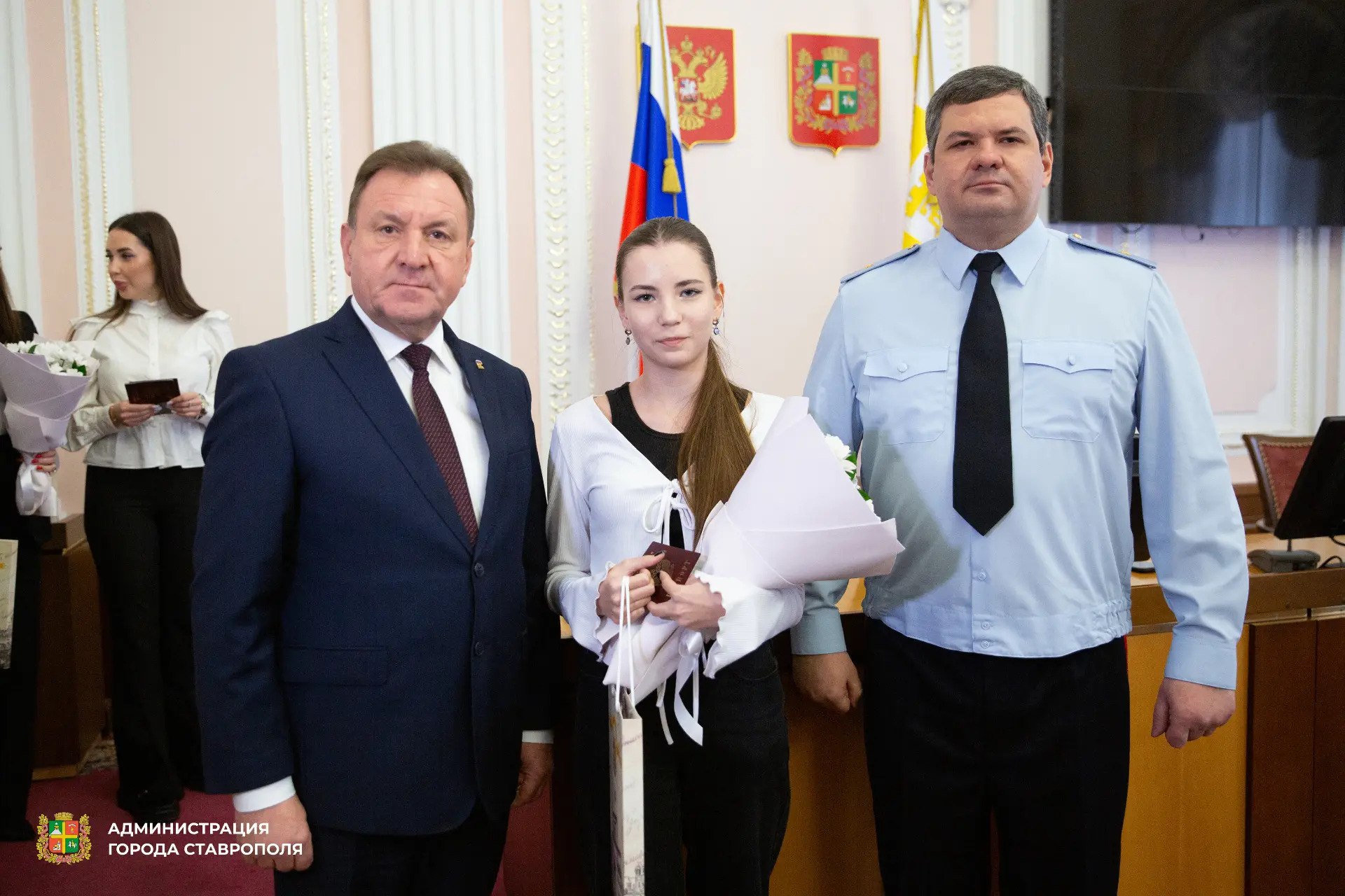 В преддверии Дня Конституции Российской Федерации в Ставрополе состоялась торжественная церемония вручения паспортов юным жителям города В преддверии Дня Конституции Российской Федерации в Ставрополе состоялась торжественная церемония вручения паспортов юным жителям города