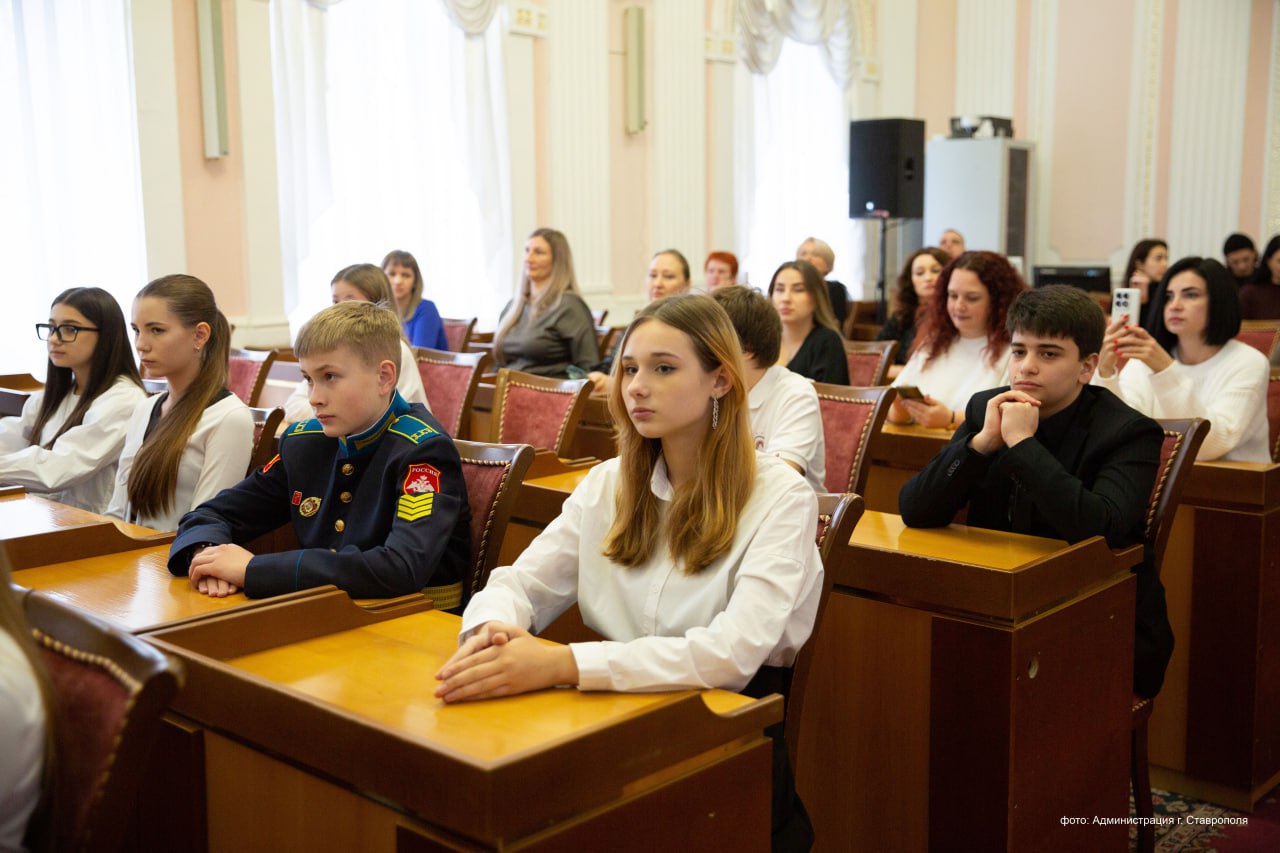 В Ставрополе в преддверии Дня Конституции Российской Федерации юным гражданам вручили первые паспорта В Ставрополе в преддверии Дня Конституции Российской Федерации юным гражданам вручили первые паспорта