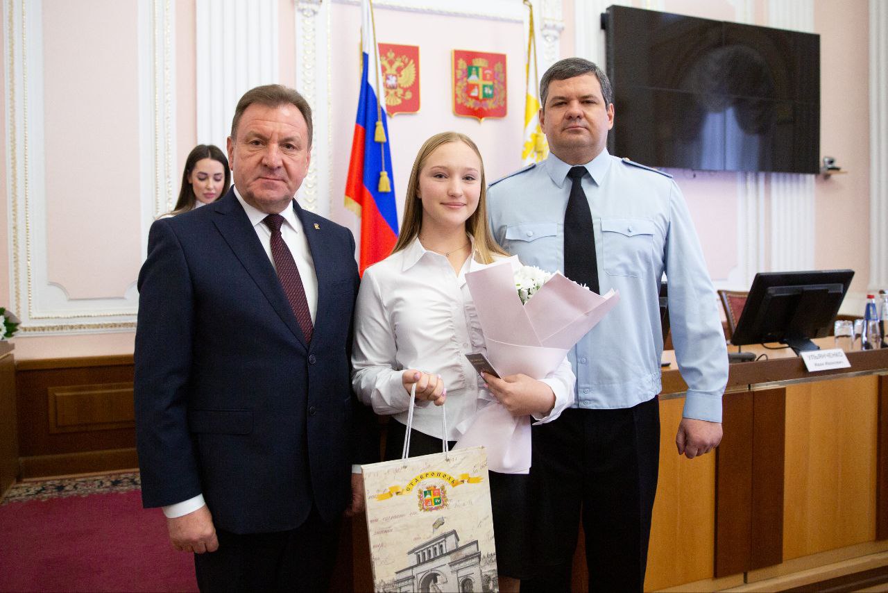 Иван Ульянченко: Свой самый первый, главный документ — паспорт гражданина Российской Федерации — вручил юным отличникам учебы, активистам и спортсменам Иван Ульянченко: Свой самый первый, главный документ — паспорт гражданина Российской Федерации — вручил юным отличникам учебы, активистам и спортсменам