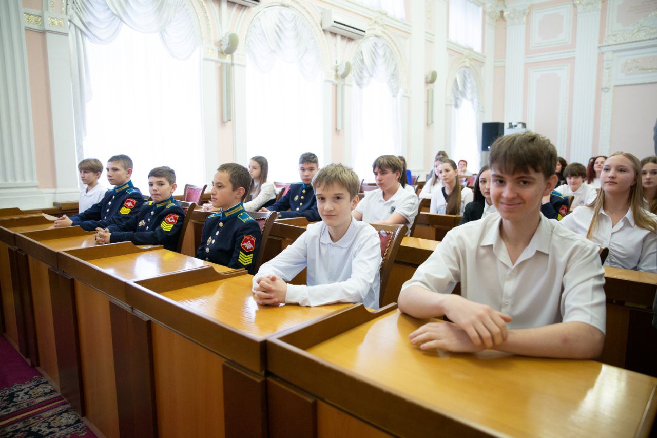 Иван Ульянченко: Свой самый первый, главный документ — паспорт гражданина Российской Федерации — вручил юным отличникам учебы, активистам и спортсменам Иван Ульянченко: Свой самый первый, главный документ — паспорт гражданина Российской Федерации — вручил юным отличникам учебы, активистам и спортсменам