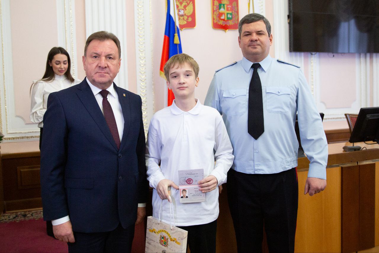Иван Ульянченко: Свой самый первый, главный документ — паспорт гражданина Российской Федерации — вручил юным отличникам учебы, активистам и спортсменам Иван Ульянченко: Свой самый первый, главный документ — паспорт гражданина Российской Федерации — вручил юным отличникам учебы, активистам и спортсменам