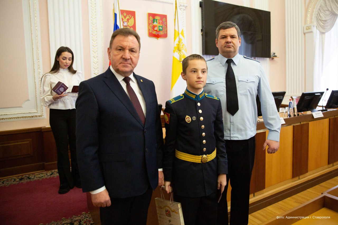 В Ставрополе в преддверии Дня Конституции Российской Федерации юным гражданам вручили первые паспорта В Ставрополе в преддверии Дня Конституции Российской Федерации юным гражданам вручили первые паспорта