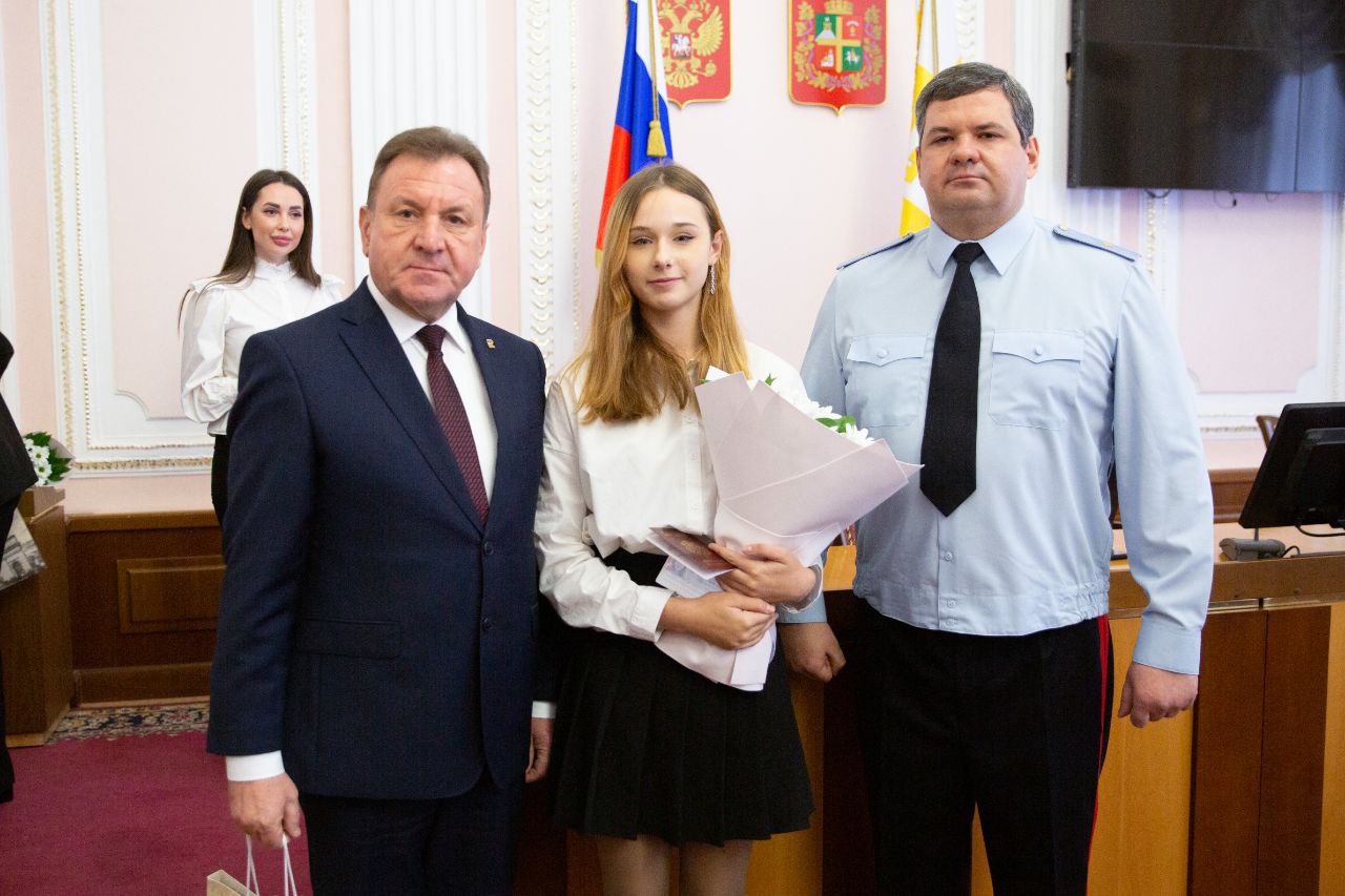 Иван Ульянченко: Свой самый первый, главный документ — паспорт гражданина Российской Федерации — вручил юным отличникам учебы, активистам и спортсменам Иван Ульянченко: Свой самый первый, главный документ — паспорт гражданина Российской Федерации — вручил юным отличникам учебы, активистам и спортсменам