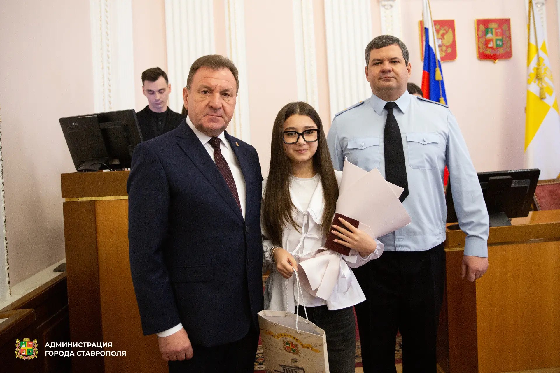В преддверии Дня Конституции Российской Федерации в Ставрополе состоялась торжественная церемония вручения паспортов юным жителям города В преддверии Дня Конституции Российской Федерации в Ставрополе состоялась торжественная церемония вручения паспортов юным жителям города