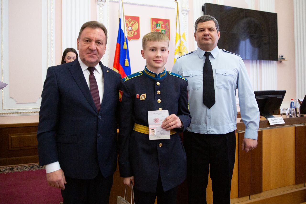 Иван Ульянченко: Свой самый первый, главный документ — паспорт гражданина Российской Федерации — вручил юным отличникам учебы, активистам и спортсменам Иван Ульянченко: Свой самый первый, главный документ — паспорт гражданина Российской Федерации — вручил юным отличникам учебы, активистам и спортсменам