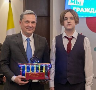 Дмитрий Ворошилов: На торжественной церемонии вручения паспортов нашим детям Милан Стёпин подарил мне созданный своими руками макет первого пятигорского трамвая -«Босоножки»
