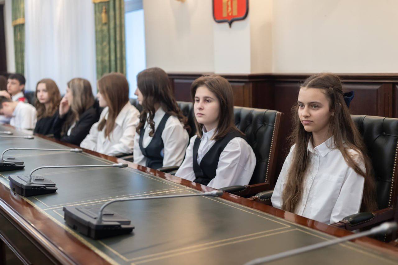 Дмитрий Ворошилов: В преддверии Дня Конституции вручили первые паспорта 26 юным пятигорчанам Дмитрий Ворошилов: В преддверии Дня Конституции вручили первые паспорта 26 юным пятигорчанам