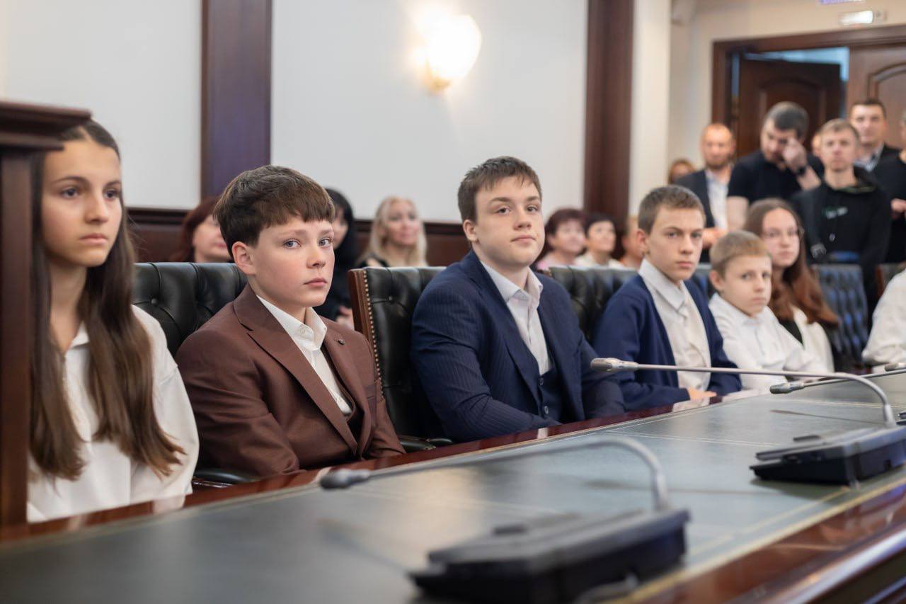 Дмитрий Ворошилов: В преддверии Дня Конституции вручили первые паспорта 26 юным пятигорчанам Дмитрий Ворошилов: В преддверии Дня Конституции вручили первые паспорта 26 юным пятигорчанам