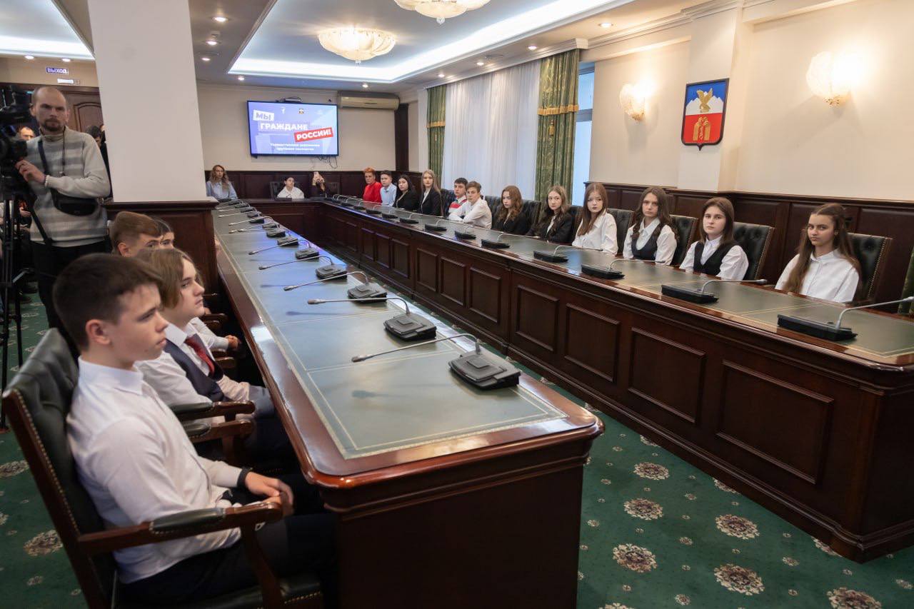 Дмитрий Ворошилов: В преддверии Дня Конституции вручили первые паспорта 26 юным пятигорчанам Дмитрий Ворошилов: В преддверии Дня Конституции вручили первые паспорта 26 юным пятигорчанам