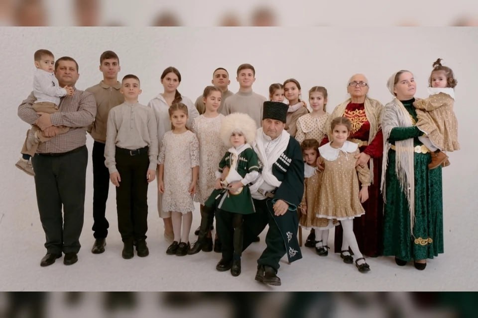 Футбольная команда со скамейкой запасных: жительницы Дагестана и Осетии признаны «Матерями-героинями» Футбольная команда со скамейкой запасных: жительницы Дагестана и Осетии признаны «Матерями-героинями»