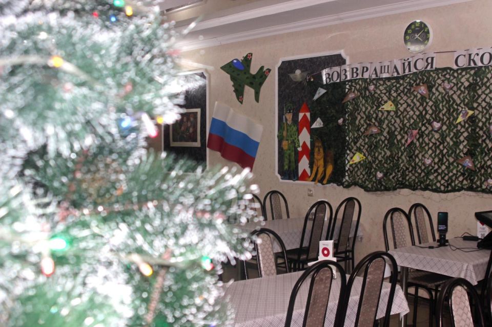 На «Солдатском привале» в Невинномысске установили новогоднюю ёлку