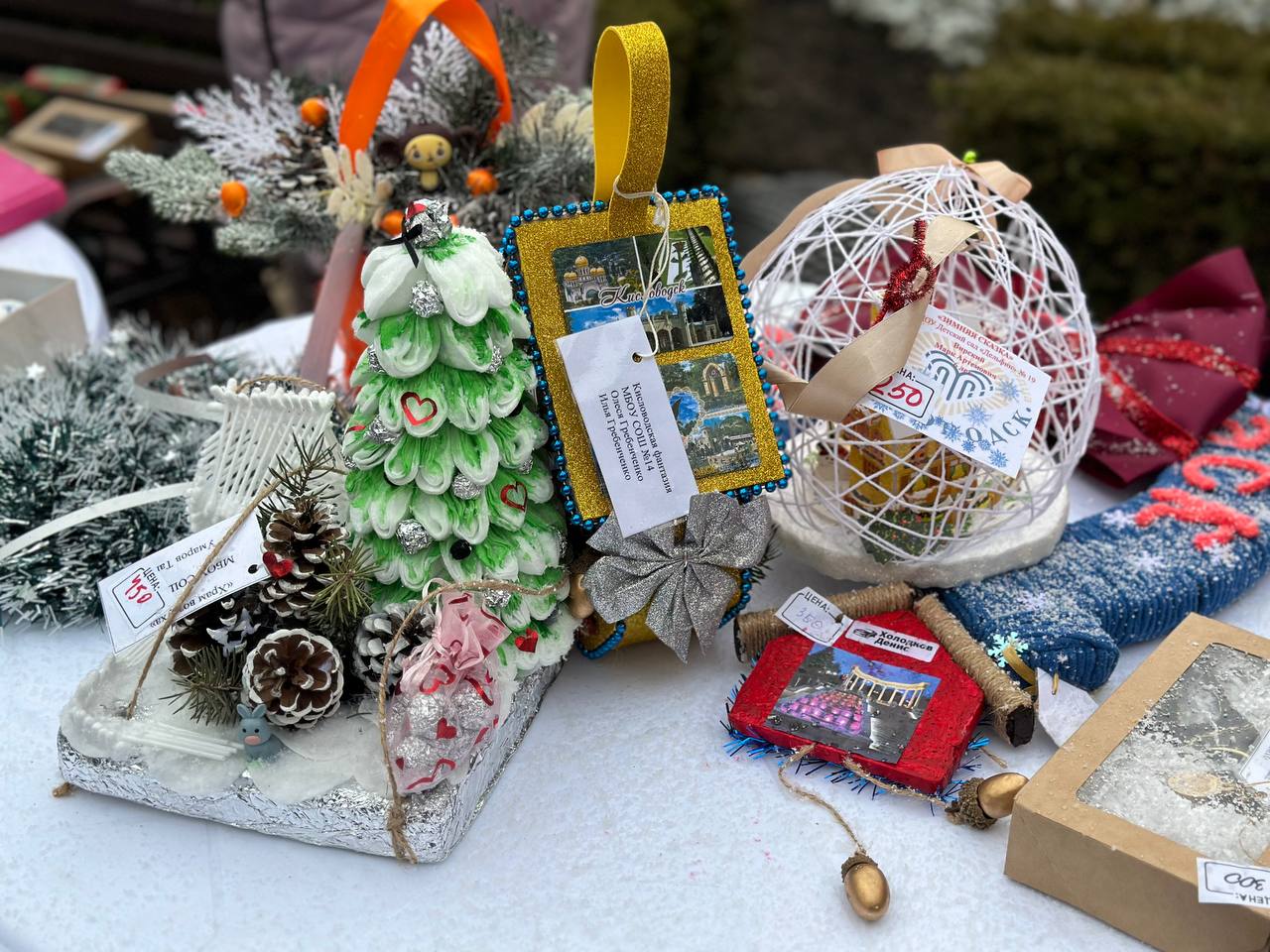 Праздничная благотворительная ярмарка брендированных ёлочных игрушек на Главном курортном бульваре города Кисловодска уже в самом разгаре! Праздничная благотворительная ярмарка брендированных ёлочных игрушек на Главном курортном бульваре города Кисловодска уже в самом разгаре!