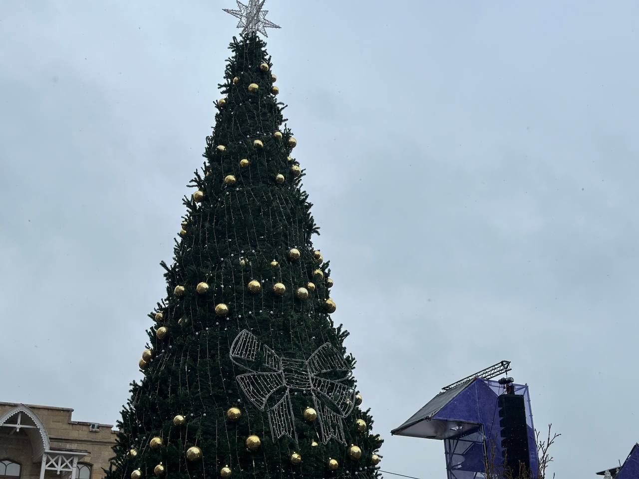 Праздничная благотворительная ярмарка брендированных ёлочных игрушек на Главном курортном бульваре города Кисловодска уже в самом разгаре! Праздничная благотворительная ярмарка брендированных ёлочных игрушек на Главном курортном бульваре города Кисловодска уже в самом разгаре!