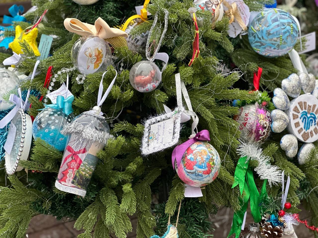 Праздничная благотворительная ярмарка брендированных ёлочных игрушек на Главном курортном бульваре города Кисловодска уже в самом разгаре! Праздничная благотворительная ярмарка брендированных ёлочных игрушек на Главном курортном бульваре города Кисловодска уже в самом разгаре!