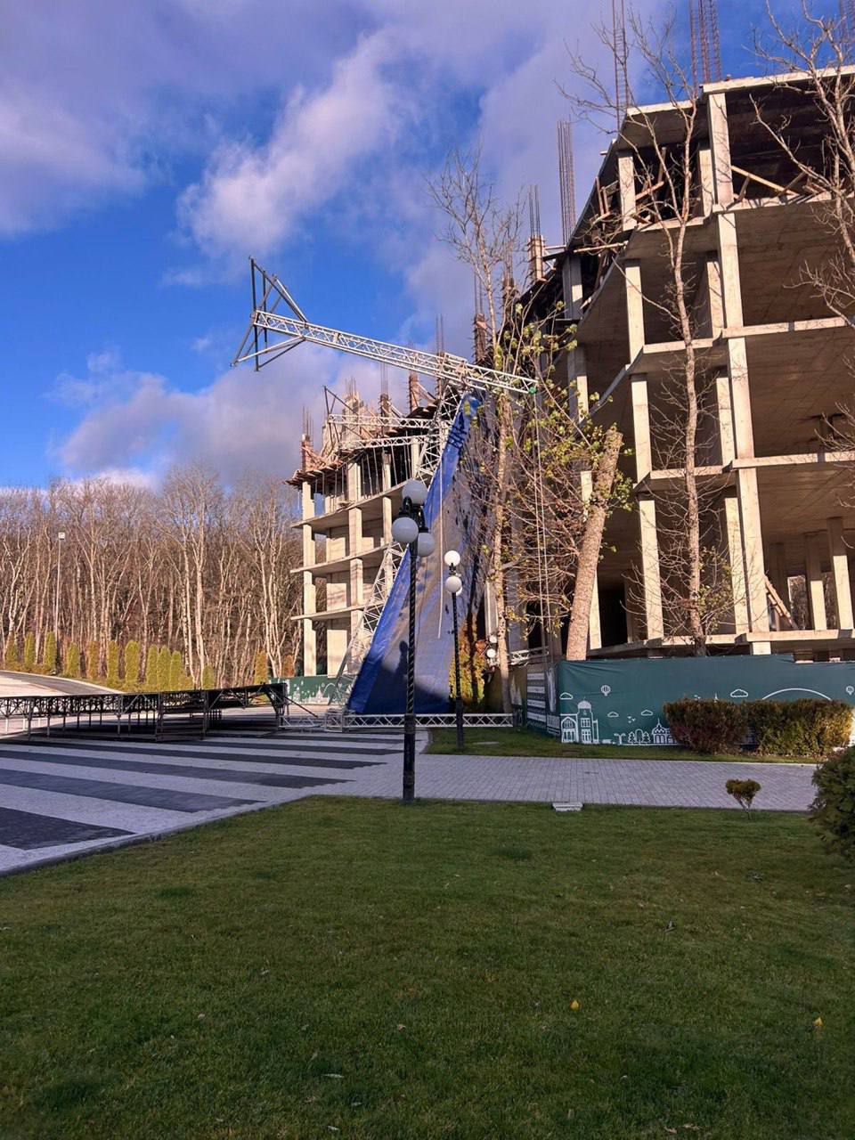 Сильный ветер повредил сцену на Курортном озере Железноводска