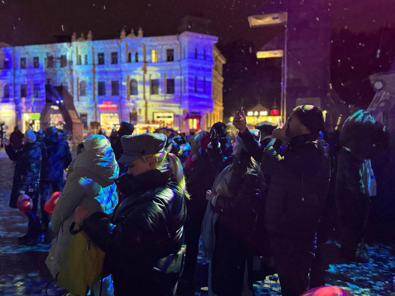 Кисловодск сегодня стал центром волшебства и света: в городе зажгли огни на главной ёлке и устроили 3D-шоу Кисловодск сегодня стал центром волшебства и света: в городе зажгли огни на главной ёлке и устроили 3D-шоу