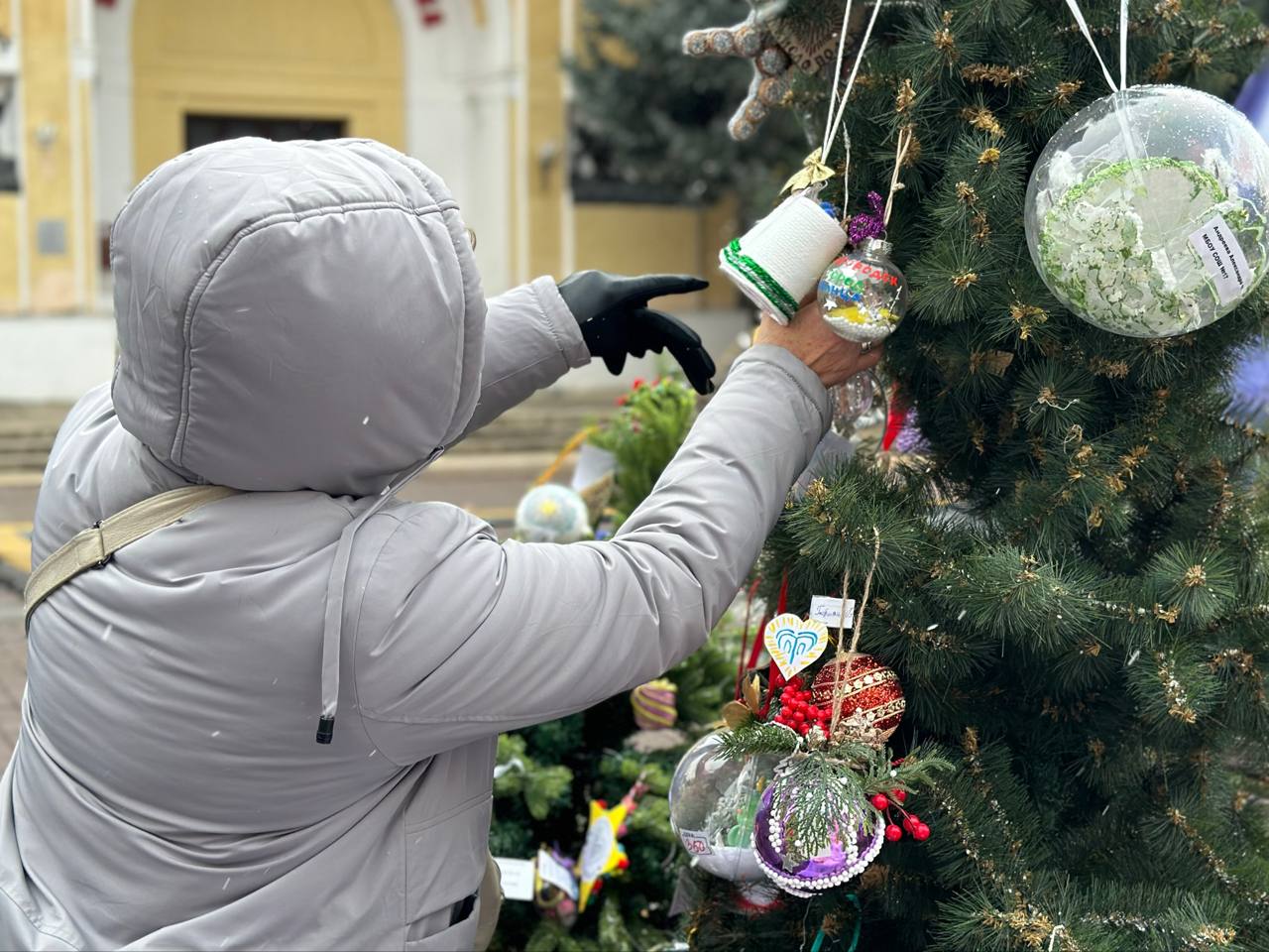 Праздничная благотворительная ярмарка брендированных ёлочных игрушек на Главном курортном бульваре города Кисловодска уже в самом разгаре! Праздничная благотворительная ярмарка брендированных ёлочных игрушек на Главном курортном бульваре города Кисловодска уже в самом разгаре!