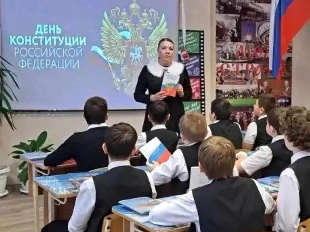 Пятигорские школьники и педагоги проверили знания Конституции РФ Пятигорские школьники и педагоги проверили знания Конституции РФ