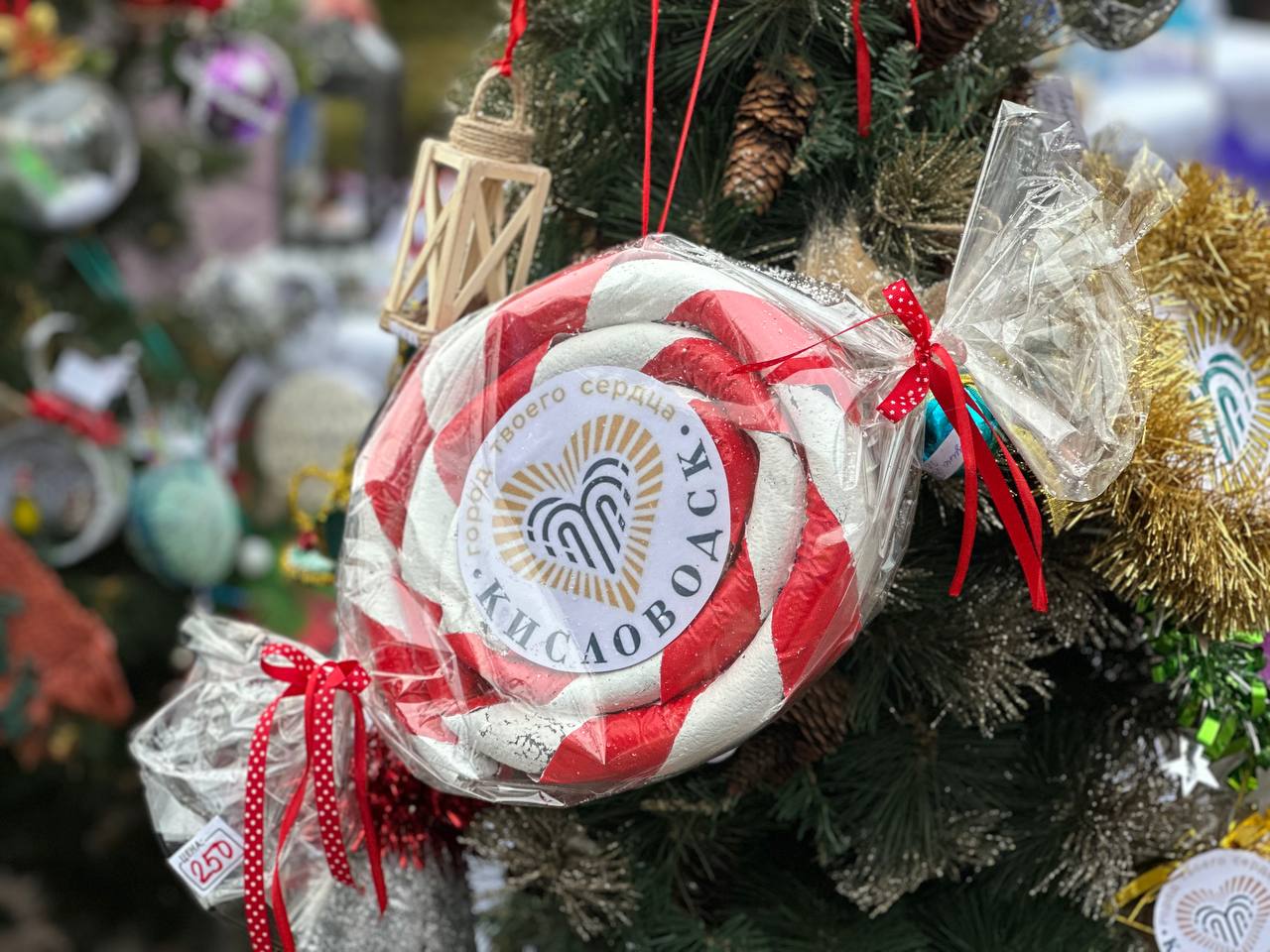 Праздничная благотворительная ярмарка брендированных ёлочных игрушек на Главном курортном бульваре города Кисловодска уже в самом разгаре! Праздничная благотворительная ярмарка брендированных ёлочных игрушек на Главном курортном бульваре города Кисловодска уже в самом разгаре!