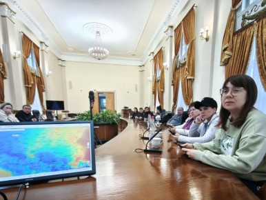 После утреннего объезда собрали оперштаб - продолжаем работать в усиленном режиме: обрабатываем дороги (уже более30 улиц) и