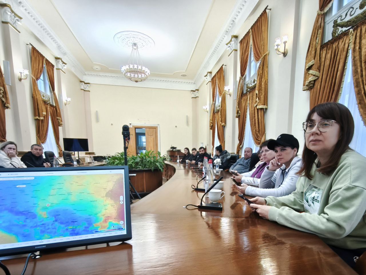 После утреннего объезда собрали оперштаб - продолжаем работать в усиленном режиме: обрабатываем дороги (уже более30 улиц) и