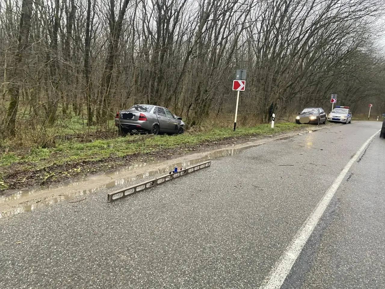 Вблизи Ставрополя в результате съезда с дороги пострадал водитель