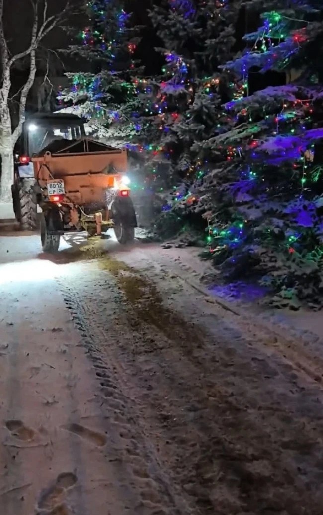 Коммунальные службы Ставрополя провели масштабную работу по очистке улиц и обработке дорог противогололедными материалами в ночь с 14 на 15 декабря Коммунальные службы Ставрополя провели масштабную работу по очистке улиц и обработке дорог противогололедными материалами в ночь с 14 на 15 декабря