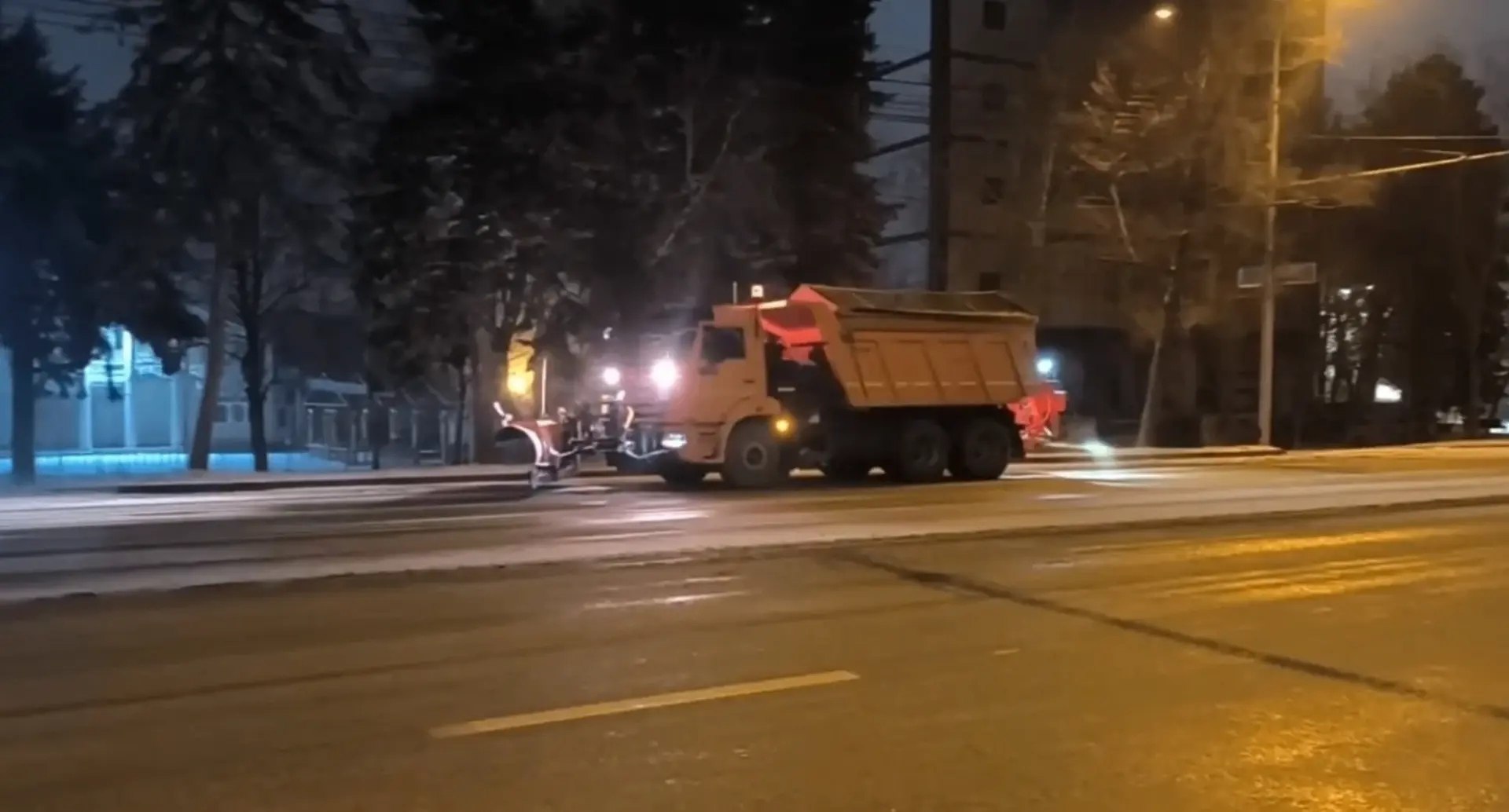 Коммунальные службы Ставрополя провели масштабную работу по очистке улиц и обработке дорог противогололедными материалами в ночь с 14 на 15 декабря Коммунальные службы Ставрополя провели масштабную работу по очистке улиц и обработке дорог противогололедными материалами в ночь с 14 на 15 декабря
