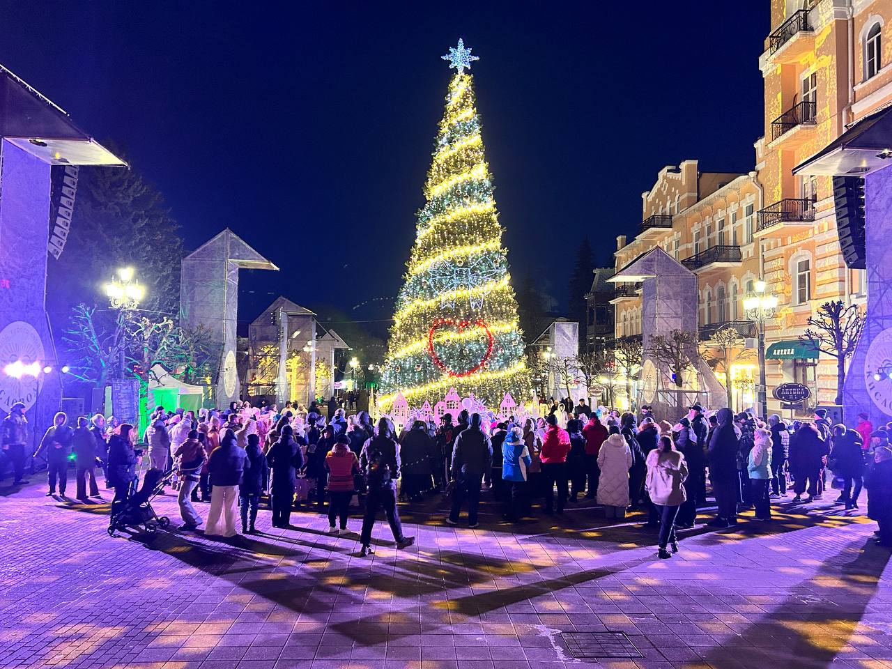 На Главном Курортном бульваре Кисловодска разворачивается поистине невероятная сказка! На Главном Курортном бульваре Кисловодска разворачивается поистине невероятная сказка!