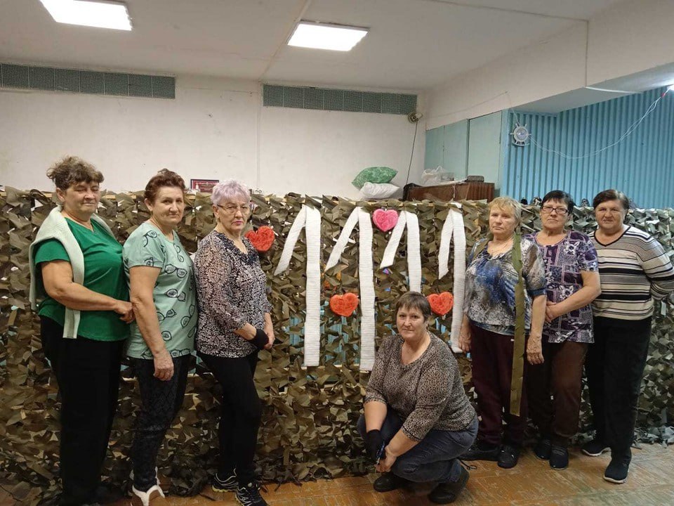 Группа волонтеров сплела 1111 маскировочных сетей для участников СВО