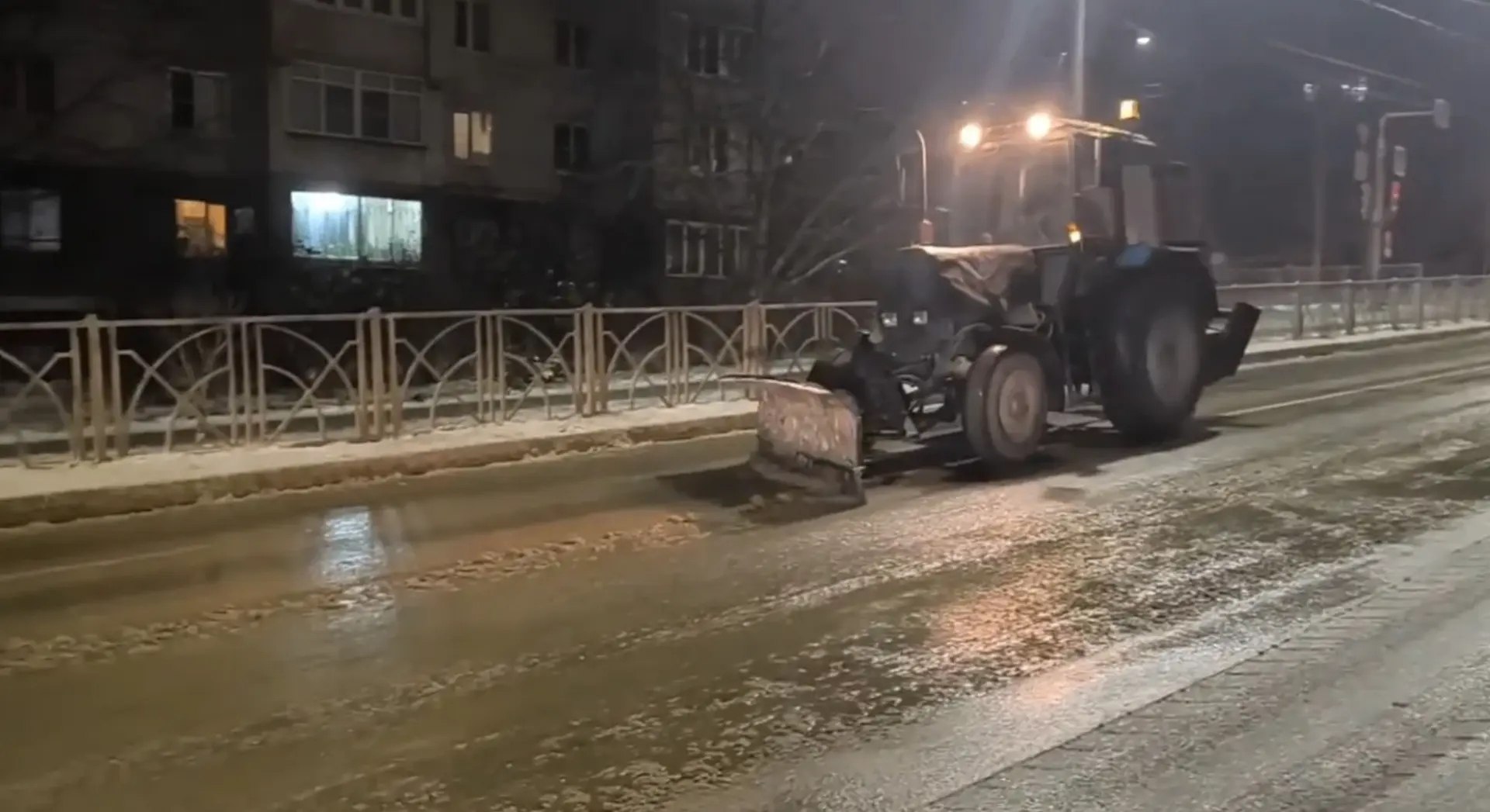 Коммунальные службы Ставрополя провели масштабную работу по очистке улиц и обработке дорог противогололедными материалами в ночь с 14 на 15 декабря Коммунальные службы Ставрополя провели масштабную работу по очистке улиц и обработке дорог противогололедными материалами в ночь с 14 на 15 декабря