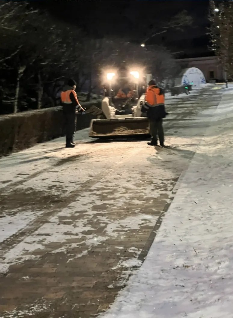 Коммунальные службы Ставрополя провели масштабную работу по очистке улиц и обработке дорог противогололедными материалами в ночь с 14 на 15 декабря
