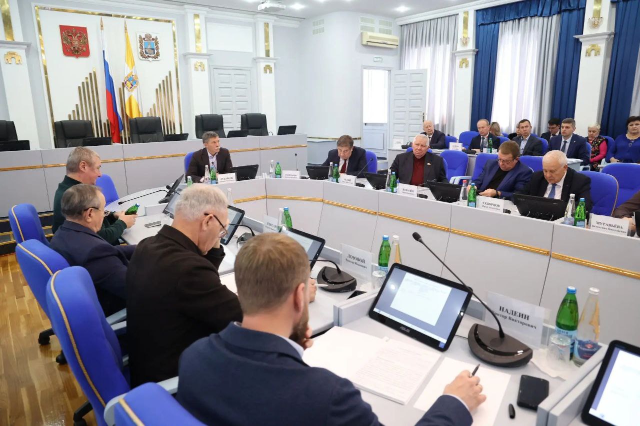 В Думе Ставрополья прошло рабочее совещание депутатов и сотрудников аппарата В Думе Ставрополья прошло рабочее совещание депутатов и сотрудников аппарата
