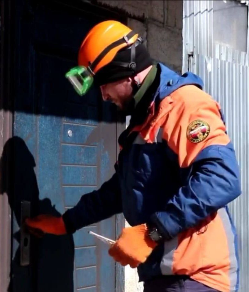 Спасатели помогли пожилой женщине из Красногвардейского округа – одинокой пенсионерке стало плохо в запертой квартире