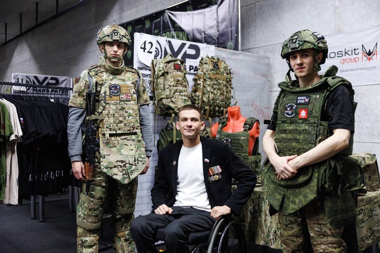 #депутатскаядеятельность. Александр Луганский оценил выставку изделий для фронта, прошедшую в Центре военно-спортивной подготовки имени Никиты Гусева