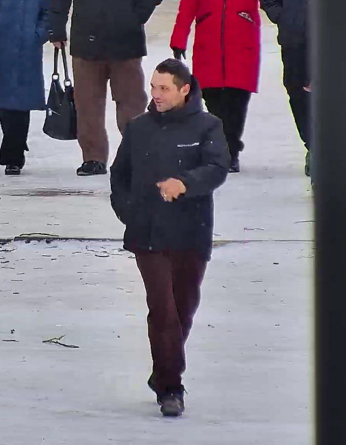 «Гринча», который украл игрушку с главной городской ёлки в Ессентуках, зафиксировали камеры «Гринча», который украл игрушку с главной городской ёлки в Ессентуках, зафиксировали камеры