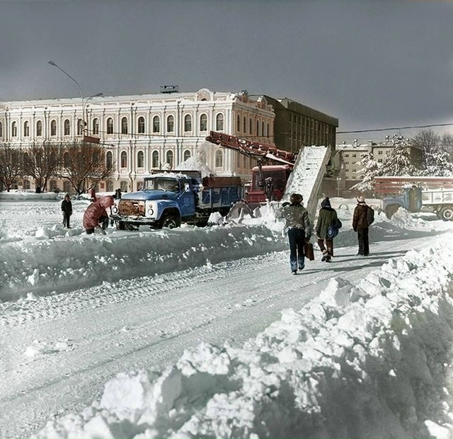 Уборка снега на площади Ленина в Ставрополе, 1989 год