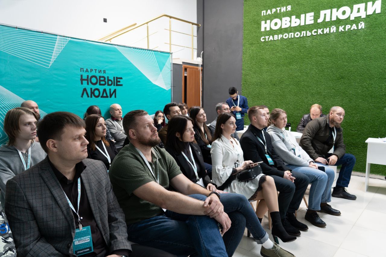 #депутатскаядеятельность. Александр Луганский оценил выставку изделий для фронта, прошедшую в Центре военно-спортивной подготовки имени Никиты Гусева #депутатскаядеятельность. Александр Луганский оценил выставку изделий для фронта, прошедшую в Центре военно-спортивной подготовки имени Никиты Гусева