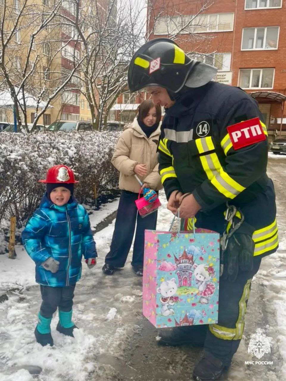 Сотрудники МЧС Ставрополья исполнили мечту маленького Никиты из семьи белгородских переселенцев Сотрудники МЧС Ставрополья исполнили мечту маленького Никиты из семьи белгородских переселенцев