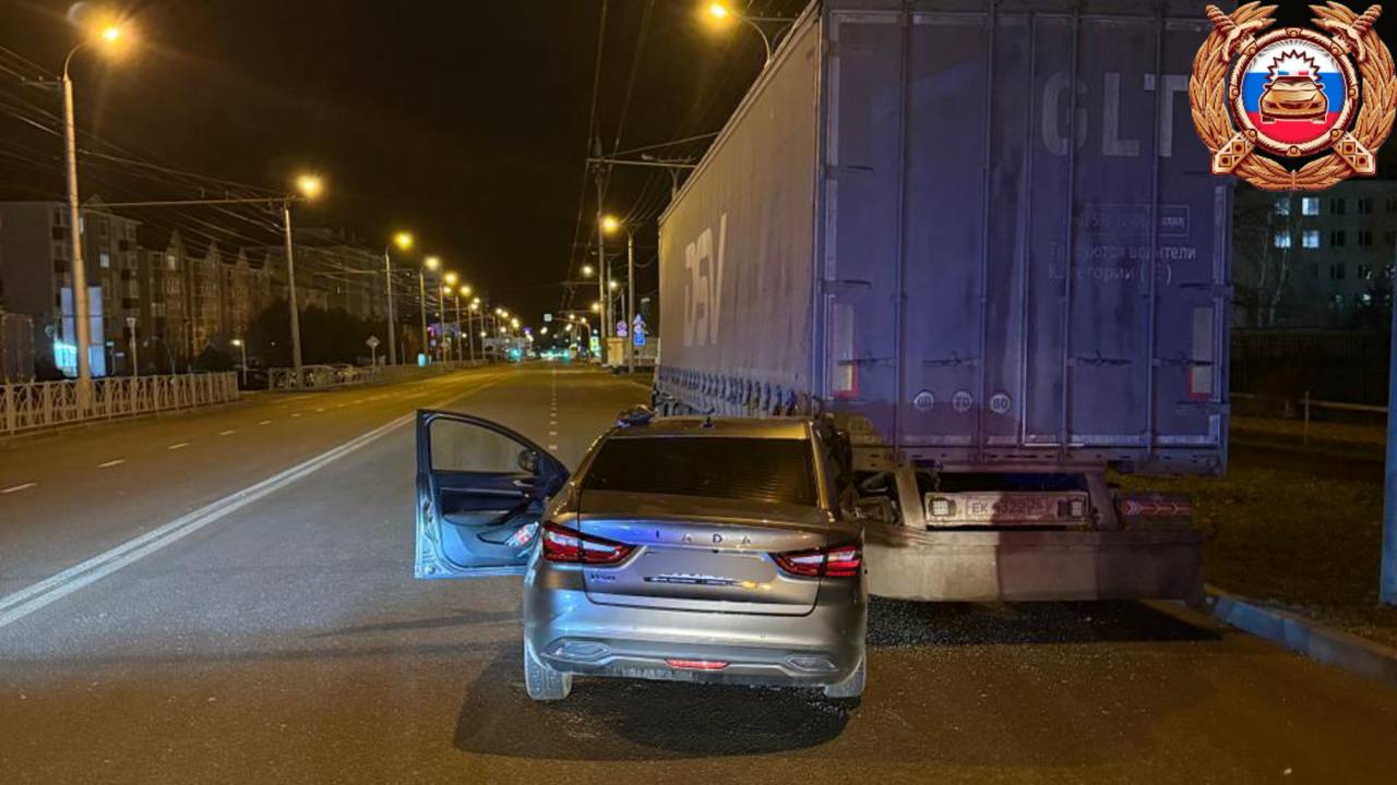 Lada Vesta врезалась в стоящий грузовик в Ставрополе: пострадал водитель Lada Vesta врезалась в стоящий грузовик в Ставрополе: пострадал водитель
