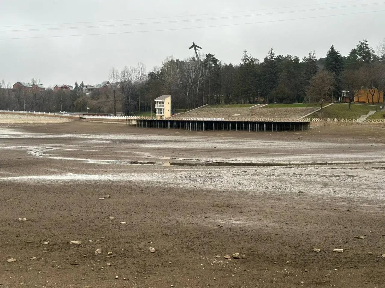 В Кисловодске спустили Старое озеро