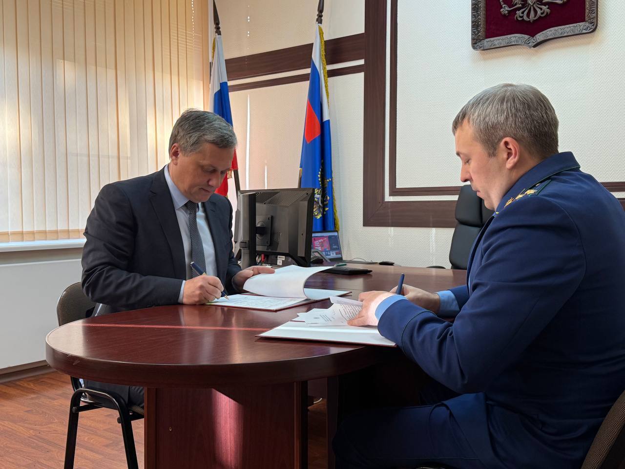 Дмитрий Ворошилов: Сегодня с прокурором города Пятигорска Никитой Солдатовым подписали соглашение о взаимодействии в сфере муниципального нормотворчества Дмитрий Ворошилов: Сегодня с прокурором города Пятигорска Никитой Солдатовым подписали соглашение о взаимодействии в сфере муниципального нормотворчества