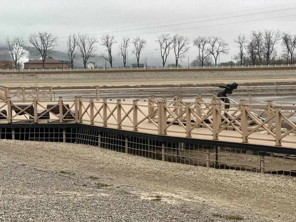 Старое озеро в Кисловодске спустили для ремонта пирсов и очистки дна