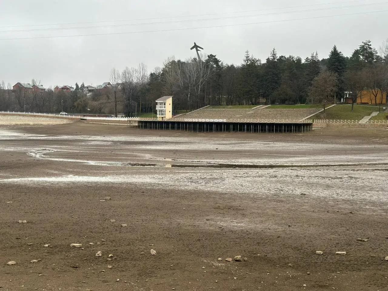Старое озеро в Кисловодске спустили для ремонта пирсов и очистки дна Старое озеро в Кисловодске спустили для ремонта пирсов и очистки дна