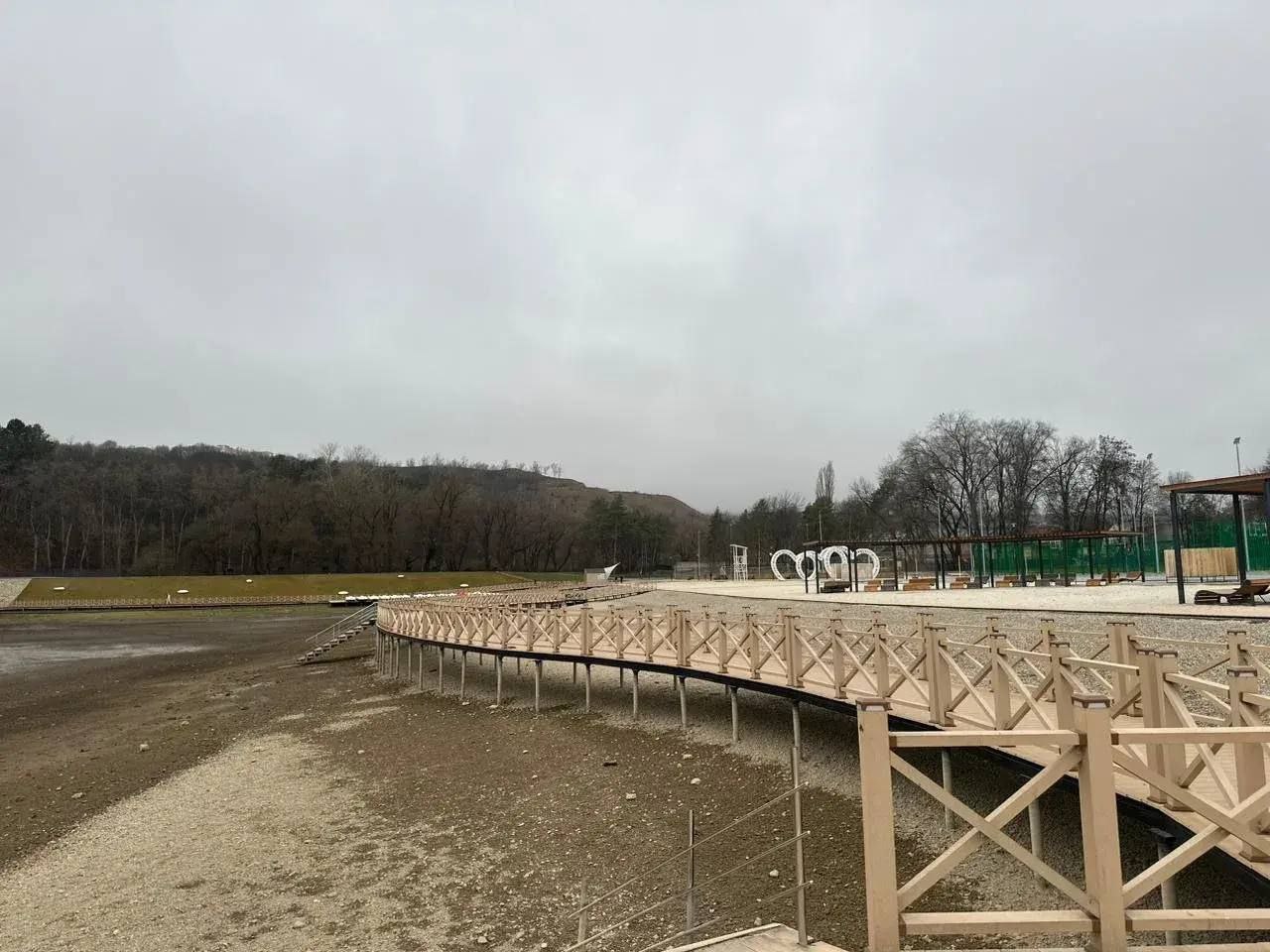 Старое озеро в Кисловодске спустили для ремонта пирсов и очистки дна Старое озеро в Кисловодске спустили для ремонта пирсов и очистки дна