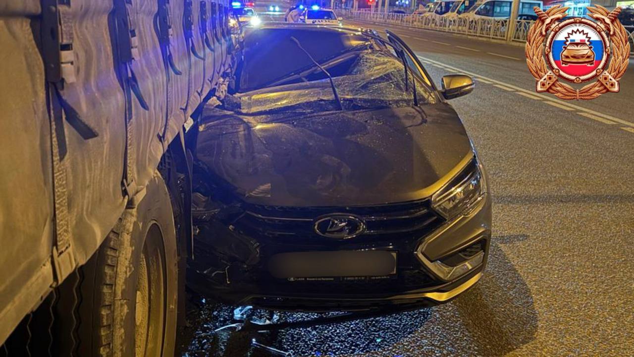 Lada Vesta врезалась в стоящий грузовик в Ставрополе: пострадал водитель