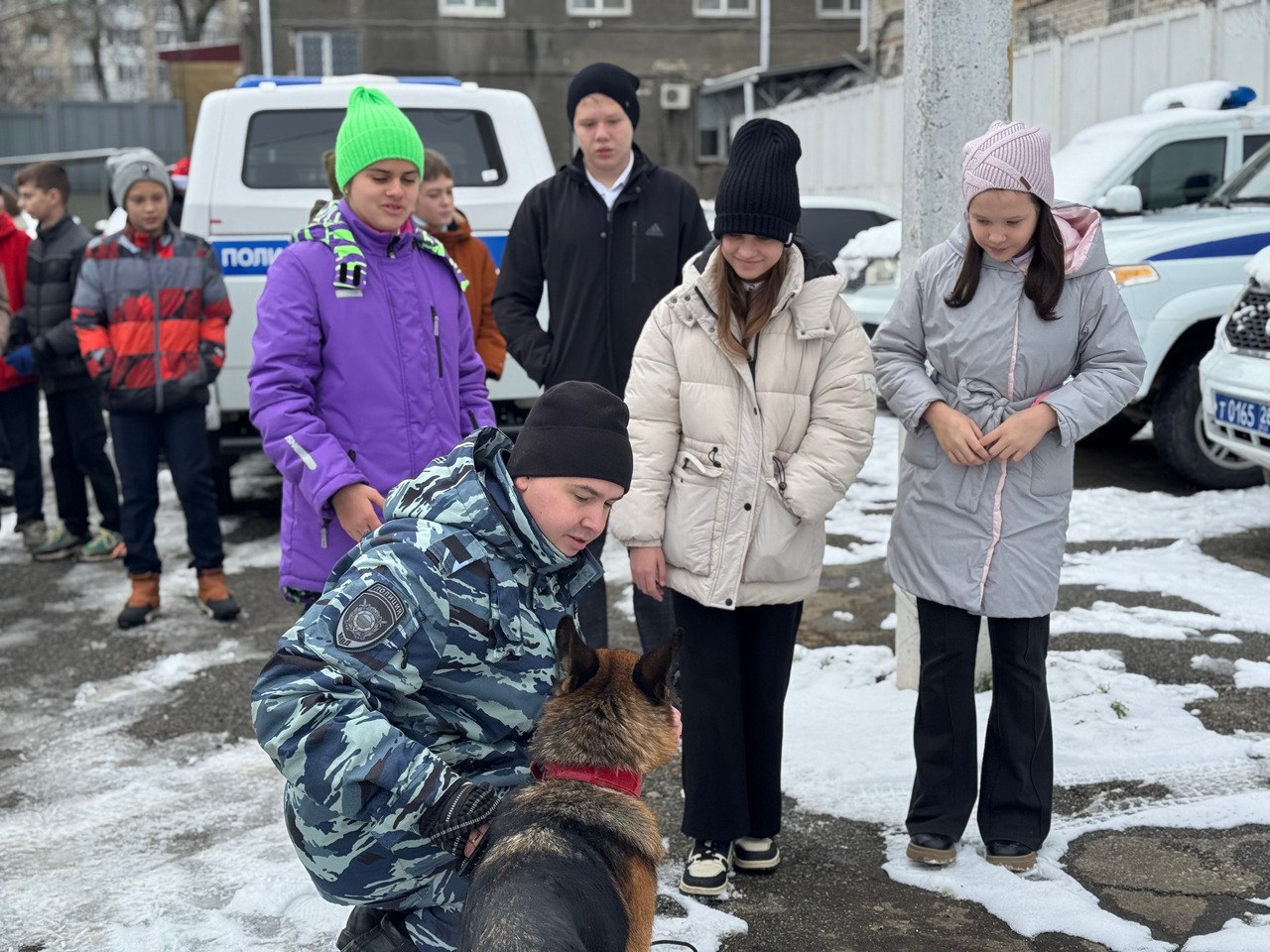 В Ставрополе полицейские провели познавательную экскурсию в отдел внутренних дел для учащихся школы №13 В Ставрополе полицейские провели познавательную экскурсию в отдел внутренних дел для учащихся школы №13