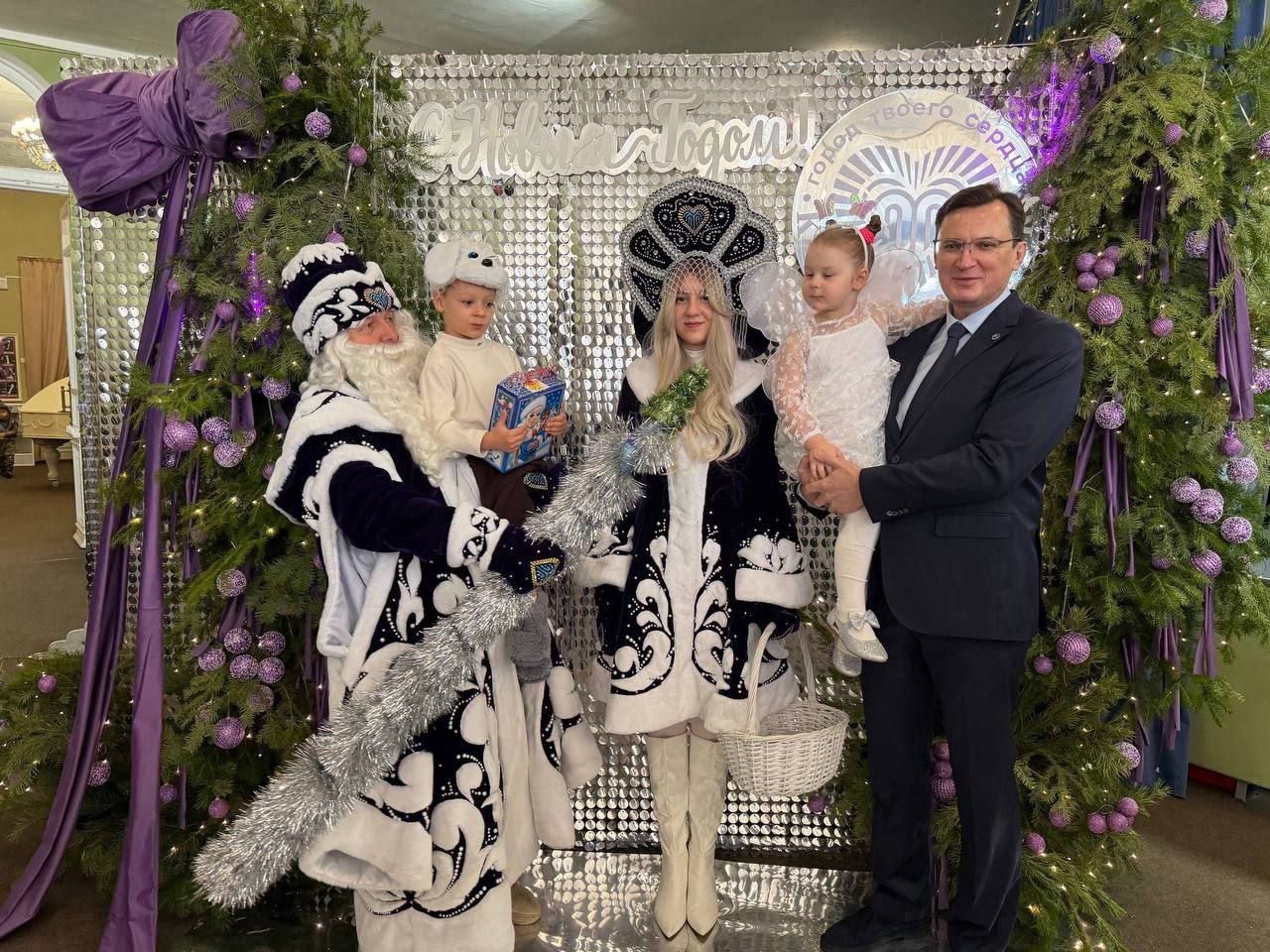 Более 600 детей из семей военнослужащих и участников СВО собрала ёлка главы Кисловодска Более 600 детей из семей военнослужащих и участников СВО собрала ёлка главы Кисловодска